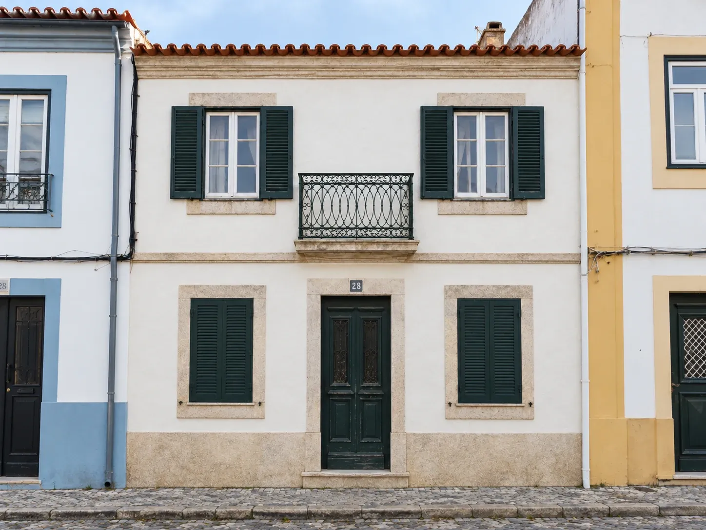 Exemplo de fachada tradicional com pintura renovada