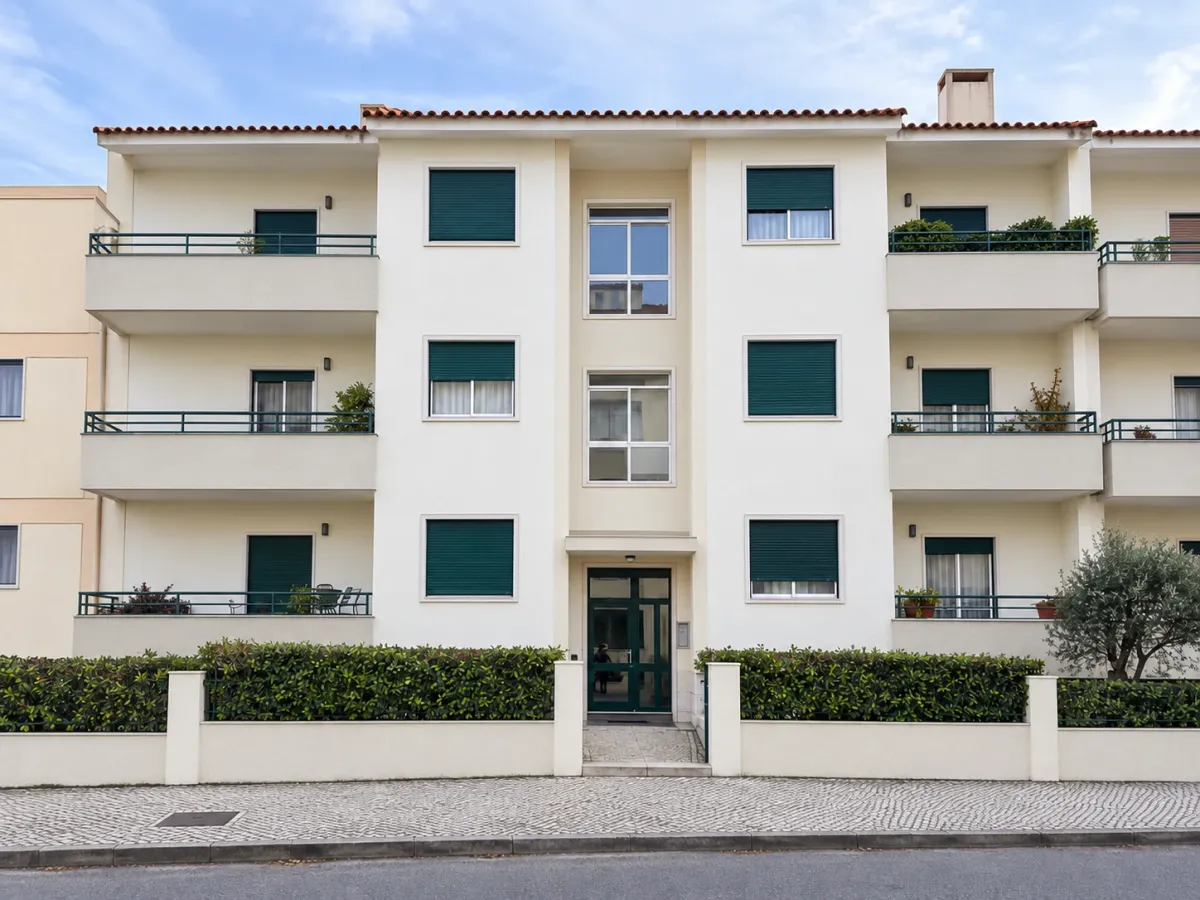 Fachada de prédio de habitação limpa e repintada