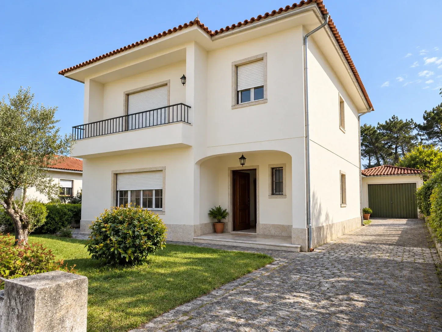Fachada de moradia repintada, com as águas pluviais refeitas